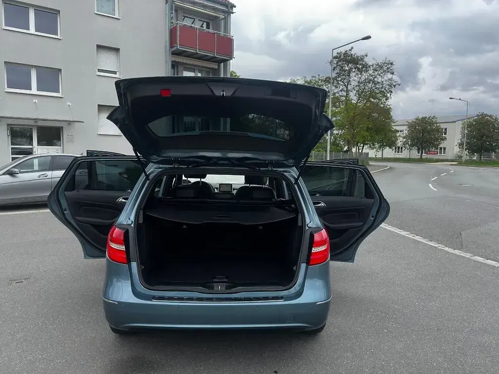 Gebraucht Mercedes B180 122 PS (89 kW) 2013 Blau Van / Kleinbus