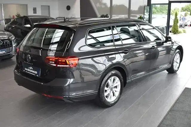 Gebraucht VW Passat 150 PS (110 kW) 2023 Grau Kombi