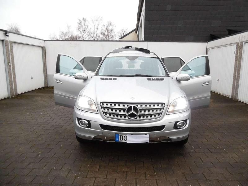 Iridiumsilber metalliclack Gebraucht 2006 Mercedes ML320 Exclusive SUV | 14.950 € (Fairer Preis) - Bild 1/4