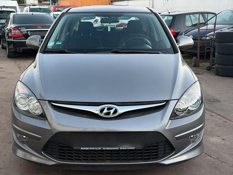Grau Gebraucht 2011 Hyundai i30 Limousine | 4.499 € - Bild 1/4