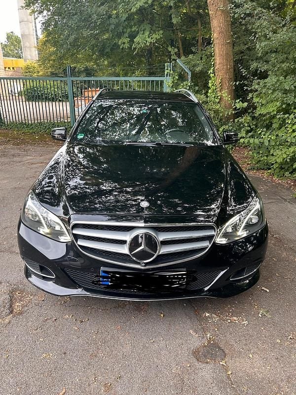 Schwarz Gebraucht 2015 Mercedes E220 Kombi | 8.950 € (Superpreis) - Bild 1/4