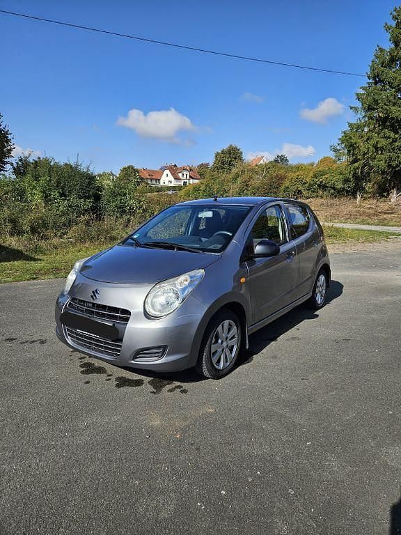 Grau Gebraucht 2013 Suzuki Alto Club Kleinwagen | 4.100 € (Fairer Preis) - Bild 1/4