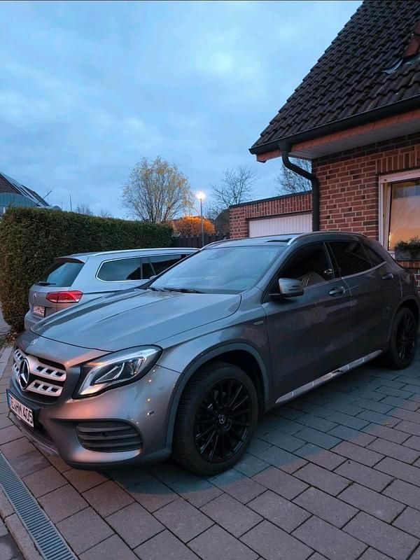 Grau Gebraucht 2017 Mercedes GLA250 AMG line SUV | 22.999 € (Fairer Preis) - Bild 1/4