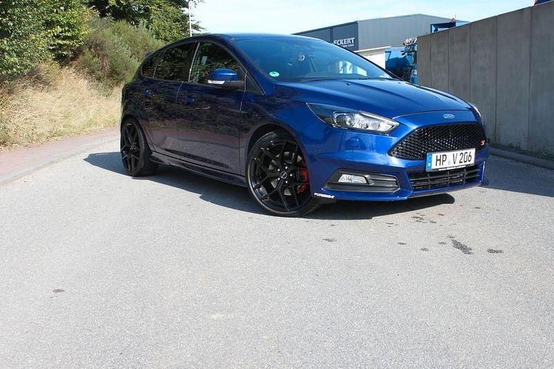 Blau Gebraucht 2016 Ford Focus ST Limousine | 15.850 € (Fairer Preis) - Bild 1/4