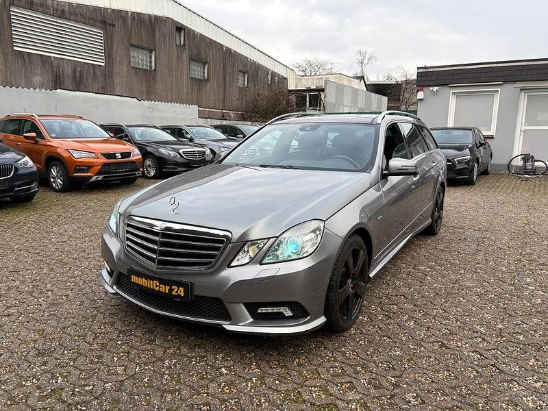 Silber Gebraucht 2011 Mercedes E250 AMG line Kombi | 7.950 € (Superpreis) - Bild 1/4