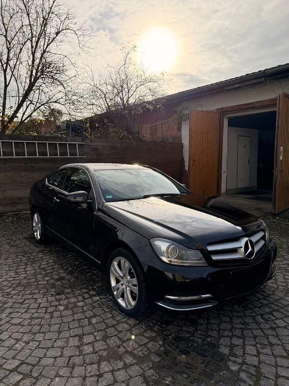 Schwarz Gebraucht 2012 Mercedes C220 Coupé | 8.990 € (Fairer Preis) - Bild 1/4