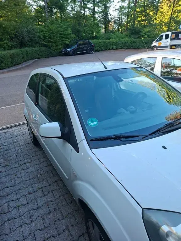 Gebraucht Ford Fiesta 80 PS (58 kW) 2008 Weiß Kleinwagen