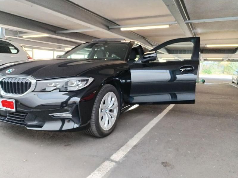 Schwarz Gebraucht 2019 BMW 318 Advantage Kombi | 19.000 € (Etwas zu teuer) - Bild 1/4