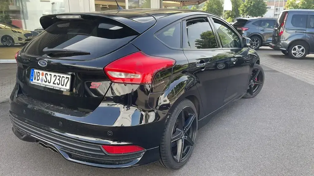 Używany Ford Focus Sport 250 KM (183 kW) 2016 Czarny Sedan/Limuzyna