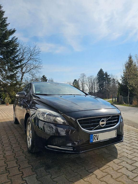 Gebraucht Volvo V40 114 PS (83 kW) 2012 Schwarz Kleinwagen