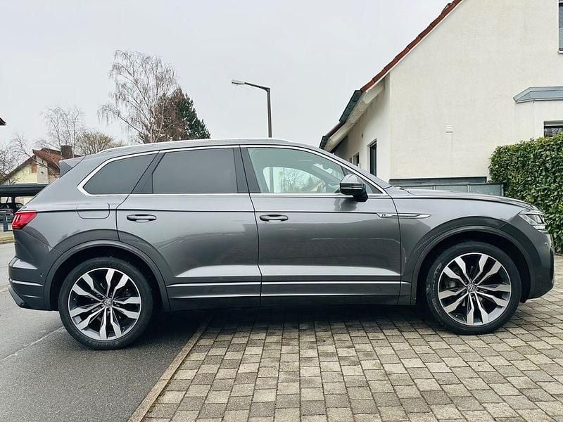 Grau Gebraucht 2019 VW Touareg R-line SUV | 32.400 € (Fairer Preis) - Bild 1/4