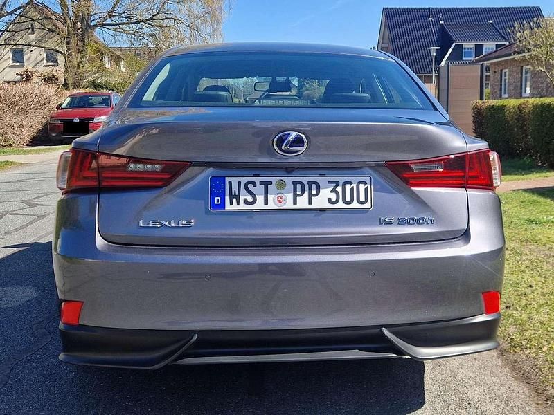 Gebraucht Lexus IS300h 181 PS (133 kW) 2016 Grau Limousine