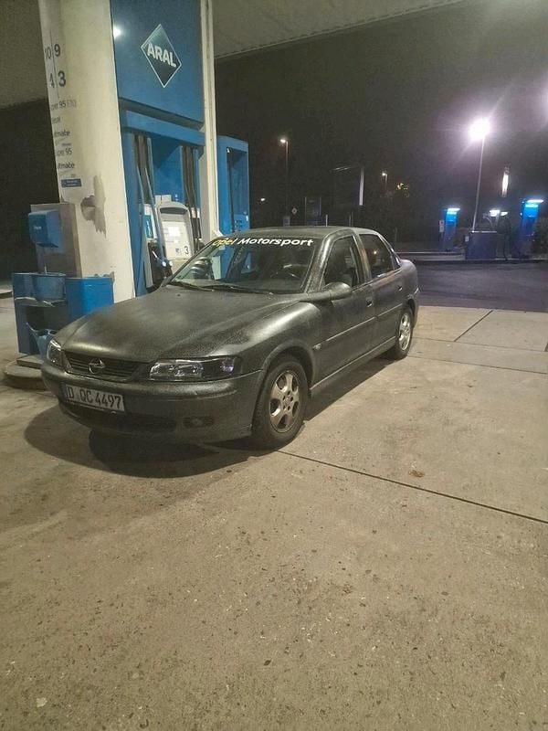 Andere farben Gebraucht 2002 Opel Vectra Sport Limousine | 900 € (Superpreis) - Bild 1/4