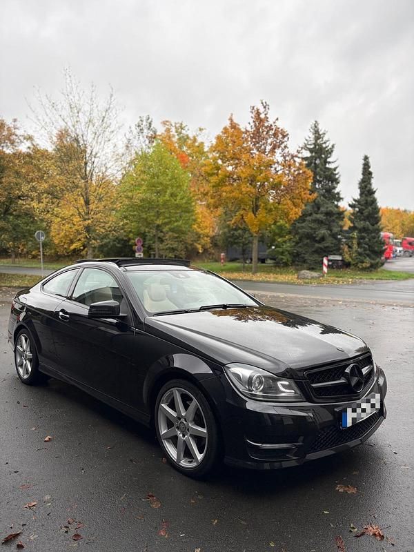Schwarz Gebraucht 2011 Mercedes C250 AMG line Coupé | 12.000 € (Fairer Preis) - Bild 1/4