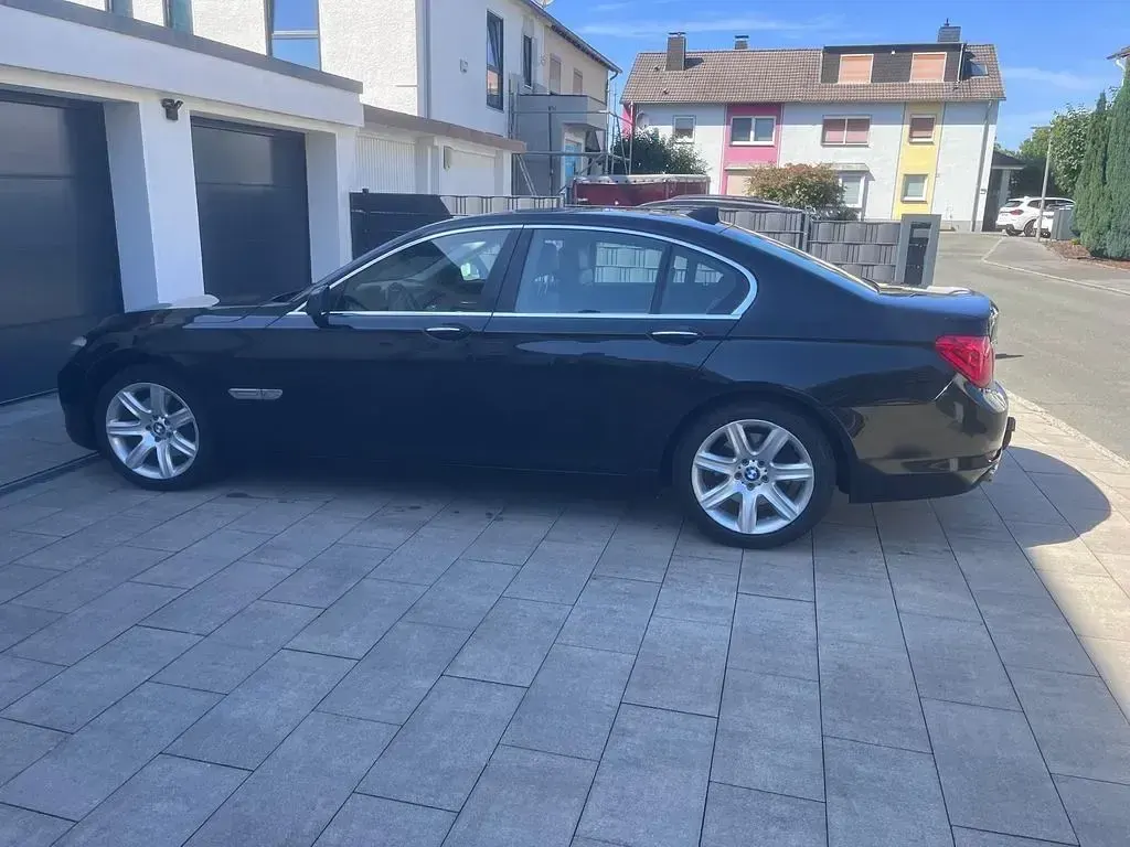 Gebraucht BMW 740 306 PS (225 kW) 2011 Schwarz Limousine
