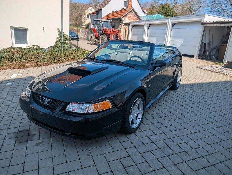 Second-hand Ford Mustang 265 CP (194 kW) 2000 Negru Cabrio