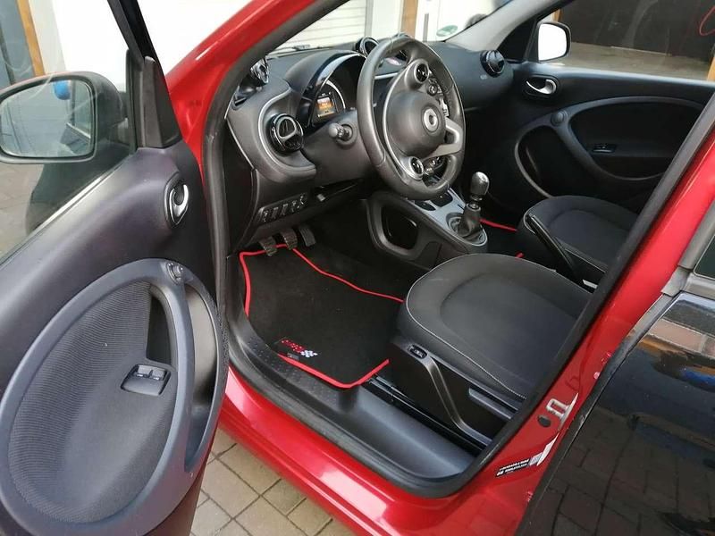 Gebraucht Smart ForFour Basis 90 PS (66 kW) 2016 Schwarz+rot Kleinwagen