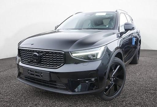 Neu Volvo XC40 Plus 163 PS (119 kW) 2025 Onyx schwarz SUV