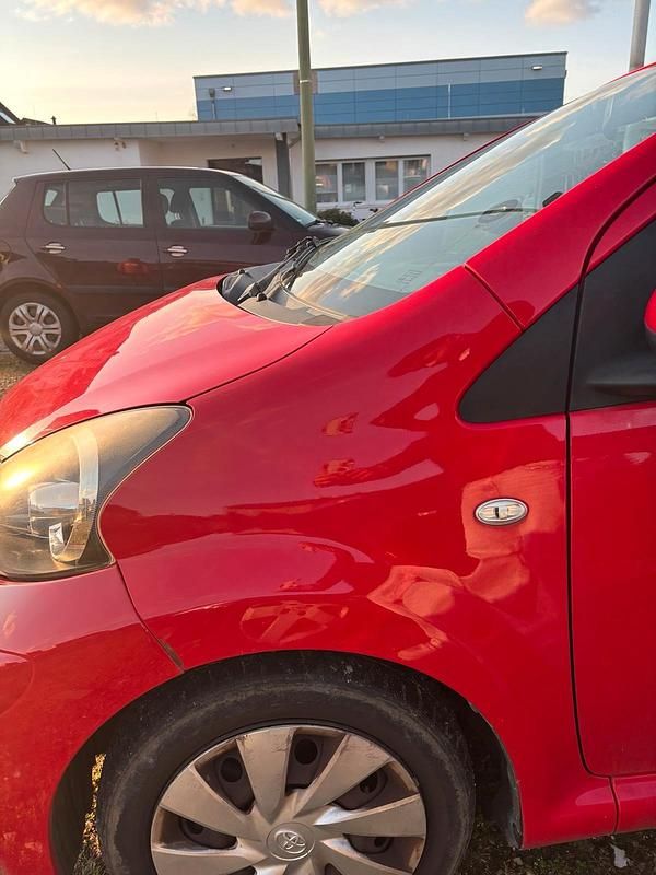 Gebraucht Toyota Aygo 68 PS (50 kW) 2013 Rot Kleinwagen