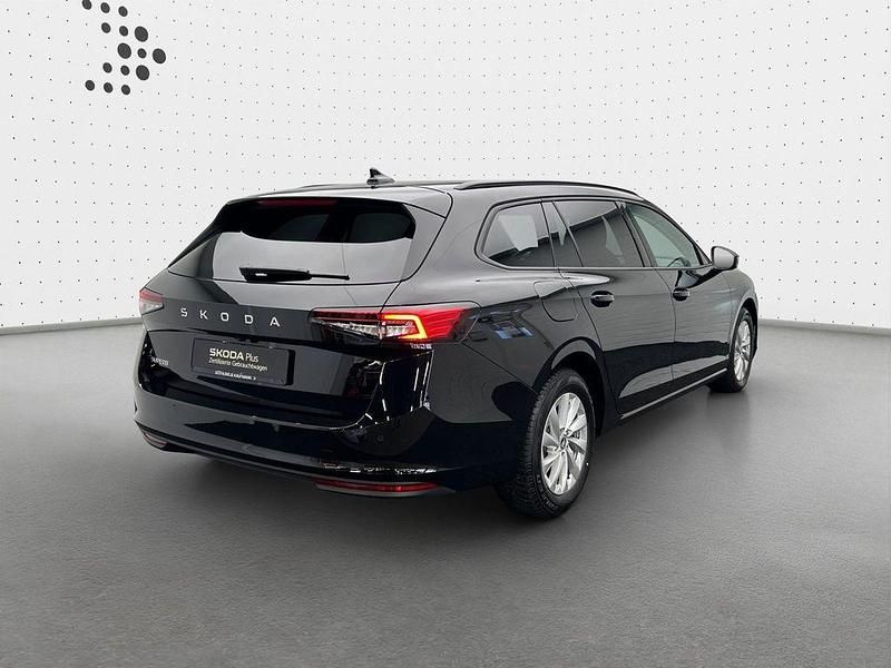 Gebraucht Skoda Superb Essence 150 PS (110 kW) 2025 Ebony schwarz metallic Kombi