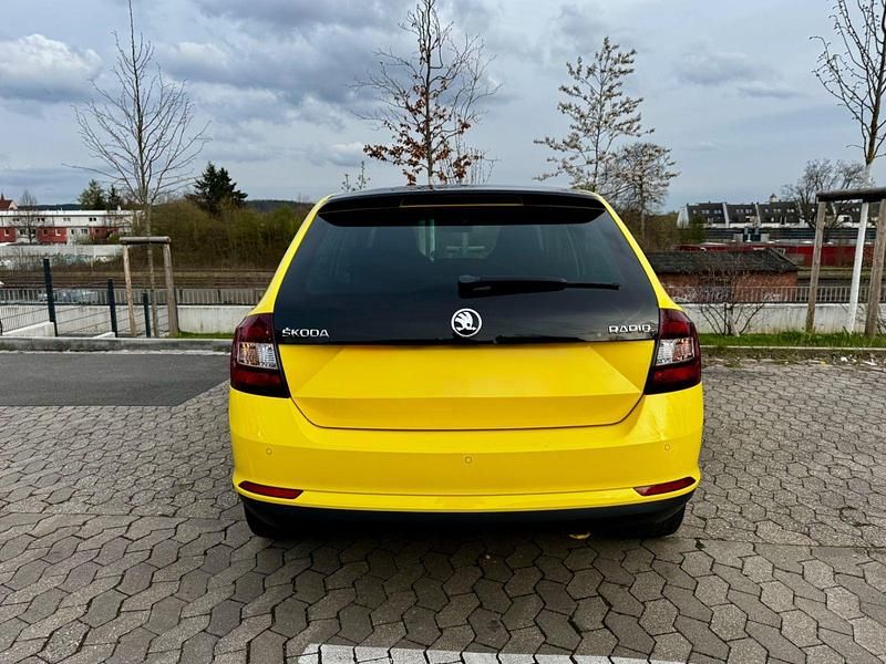 Gebraucht Skoda Rapid Elegance 105 PS (77 kW) 2014 Gelb Kleinwagen