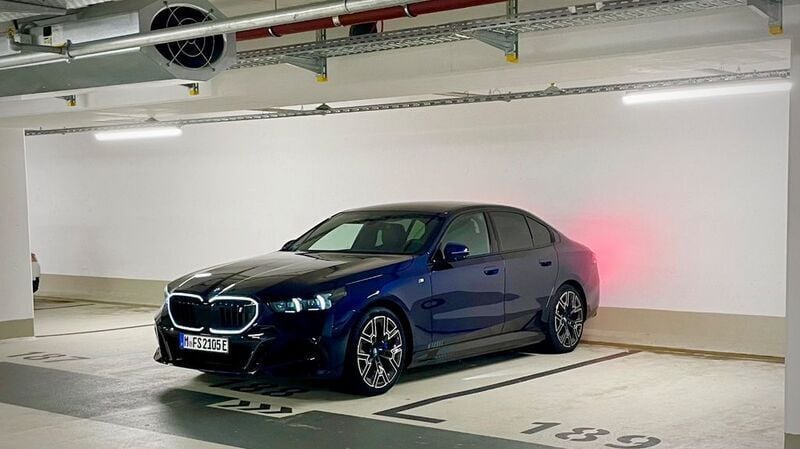 Blau Gebraucht 2024 BMW i5 Performance Limousine | 63.300 € - Bild 1/4