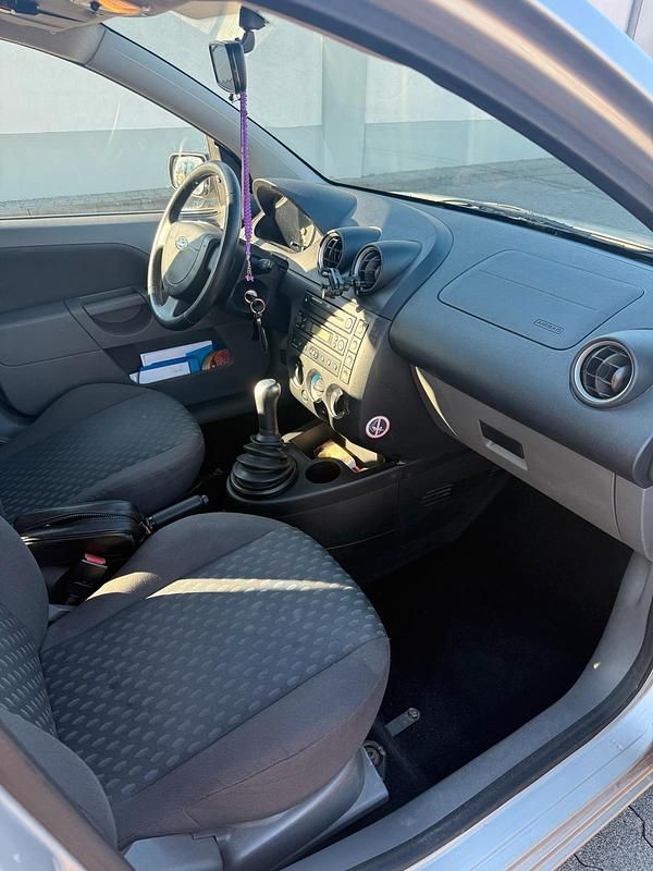 Gebraucht Ford Fiesta 69 PS (50 kW) 2002 Silber Kleinwagen