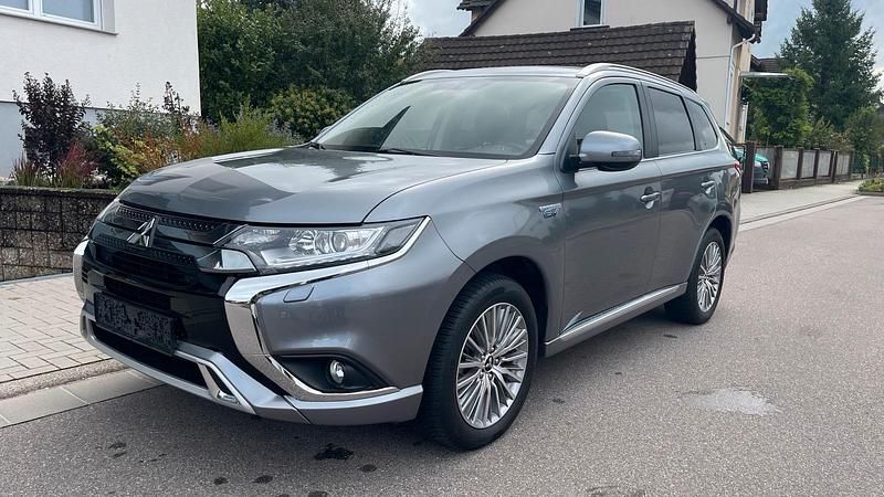 Grau Gebraucht 2021 Mitsubishi Outlander P-HEV Spirit SUV | 23.950 € (Fairer Preis) - Bild 1/4