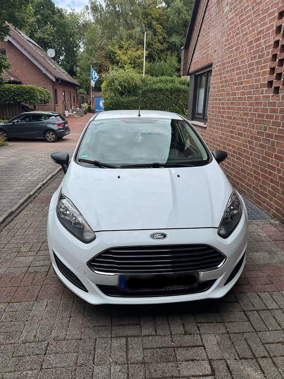 Weiß Gebraucht 2015 Ford Fiesta Ambiente Kleinwagen | 4.900 € (Guter Preis) - Bild 1/4