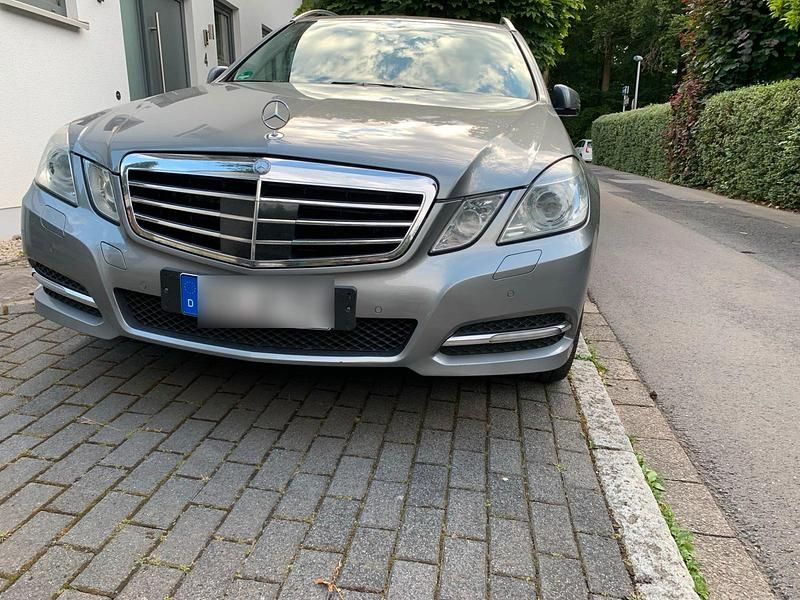 Silber Gebraucht 2011 Mercedes E300 Avantgarde Kombi | 6.112 € (Superpreis) - Bild 1/4