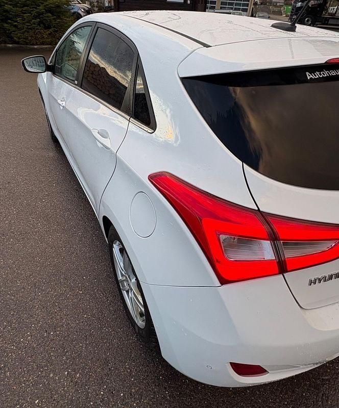 Gebraucht Hyundai i30 Passion 120 PS (88 kW) 2017 Weiß Kleinwagen
