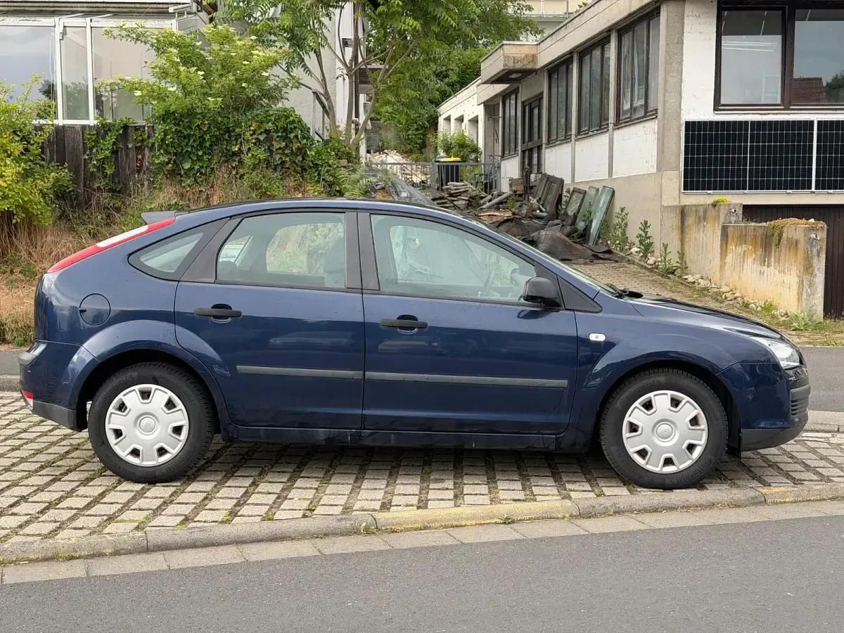 Gebraucht Ford Focus 100 PS (73 kW) 2005 Blau Kleinwagen