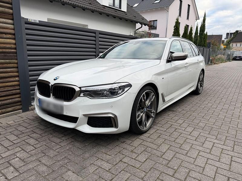 Weiß Gebraucht 2019 BMW 550 Performance Kombi | 26.500 € (Superpreis) - Bild 1/4