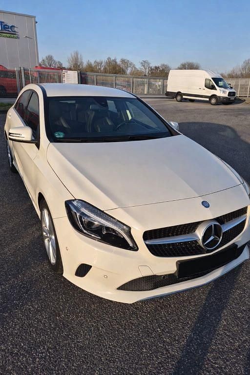 Gebraucht Mercedes A160 Urban 102 PS (75 kW) 2016 Weiß Limousine
