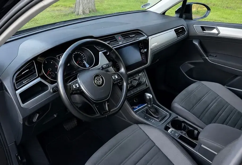 Gebraucht VW Touran Comfortline 150 PS (110 kW) 2018 Schwarz Van / Kleinbus