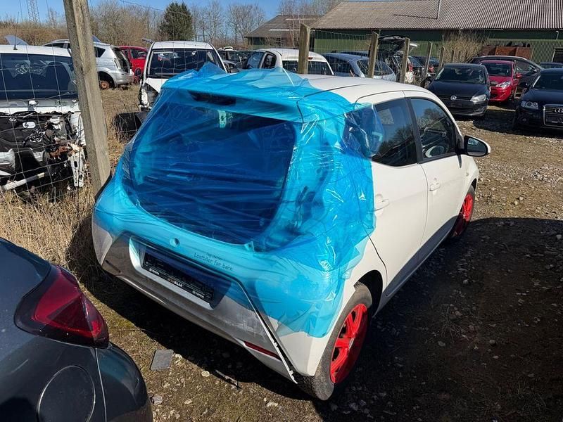 Gebraucht Toyota Aygo 69 PS (50 kW) 2016 Weiß Kleinwagen