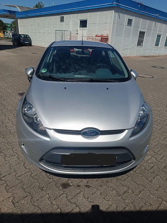 Silber Gebraucht 2011 Ford Fiesta Trend Kleinwagen | 3.250 € (Fairer Preis) - Bild 1/4