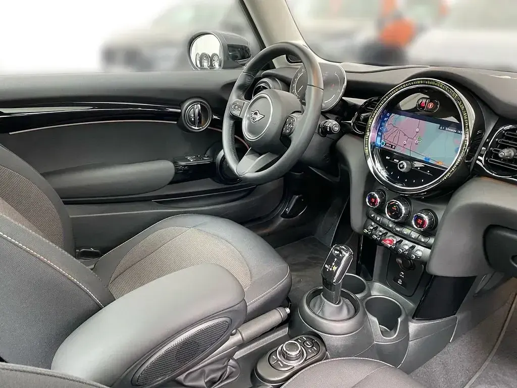 Używany Mini Cooper Essential 136 KM (100 kW) 2023 Srebrny Hatchback