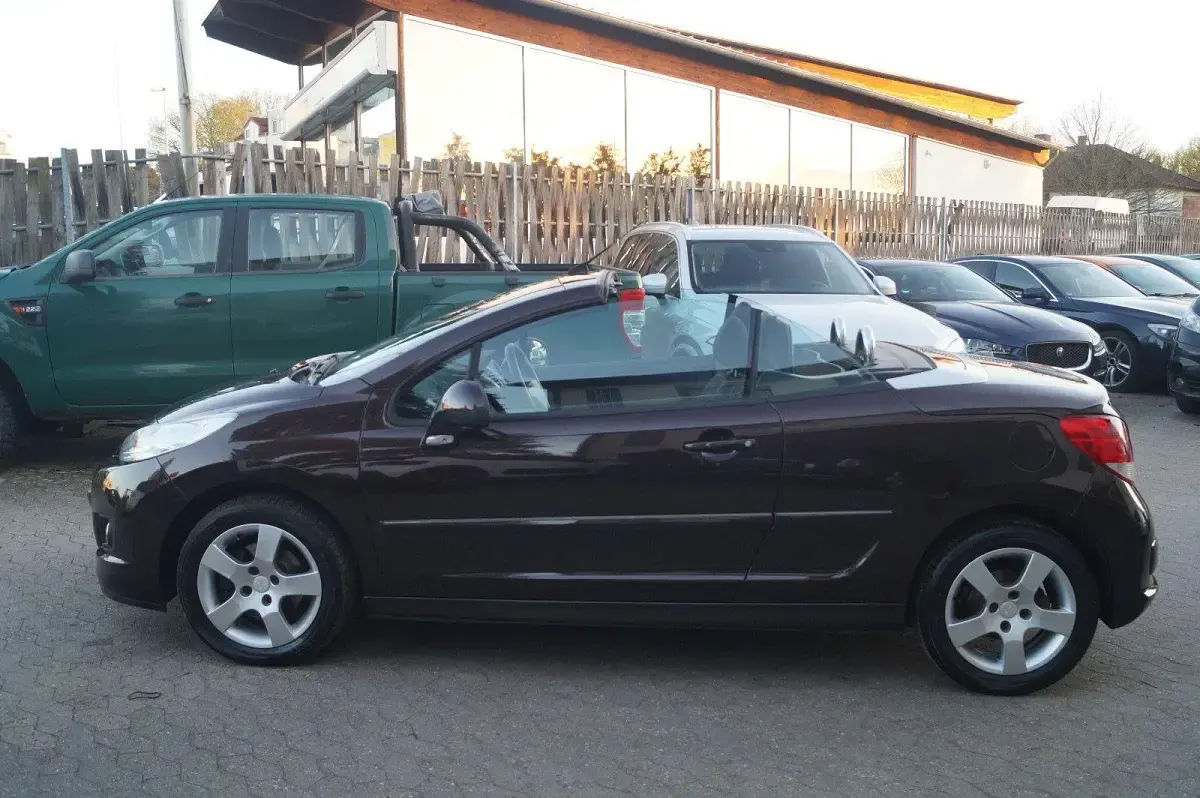 Gebraucht Peugeot 207 CC Active 120 PS (88 kW) 2012 Braun Cabrio