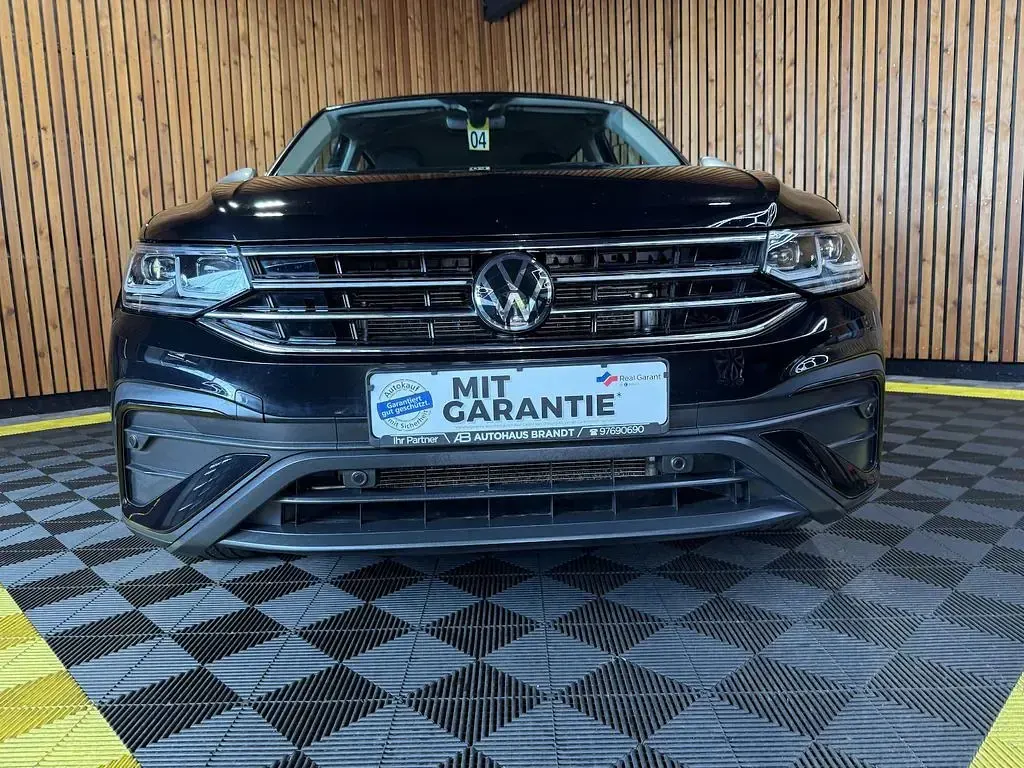 Gebraucht VW Tiguan Allspace 200 PS (147 kW) 2023 Deep black perleffekt SUV