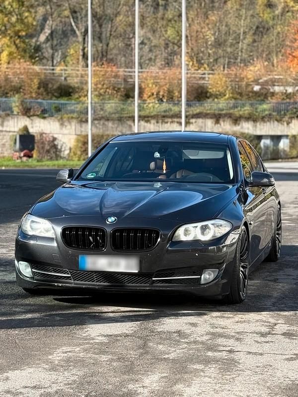 Grau Gebraucht 2011 BMW 525 Sport Line Limousine | 8.990 € (Superpreis) - Bild 1/4