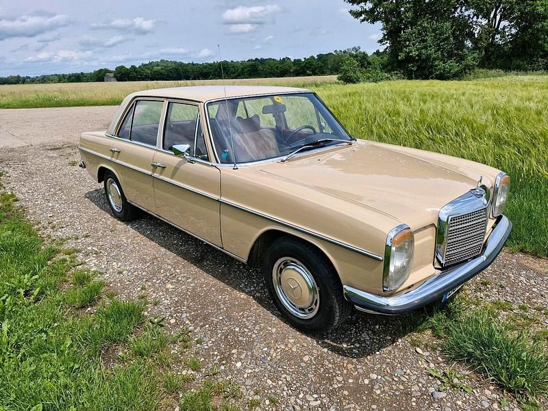 Beige Gebraucht 1973 Mercedes W114 Limousine | 12.900 € - Bild 1/4