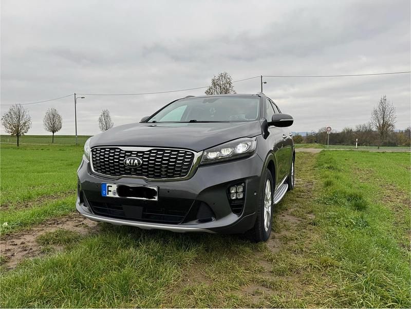 Grau Gebraucht 2018 Kia Sorento GT-Line SUV | 22.950 € (Etwas zu teuer) - Bild 1/4