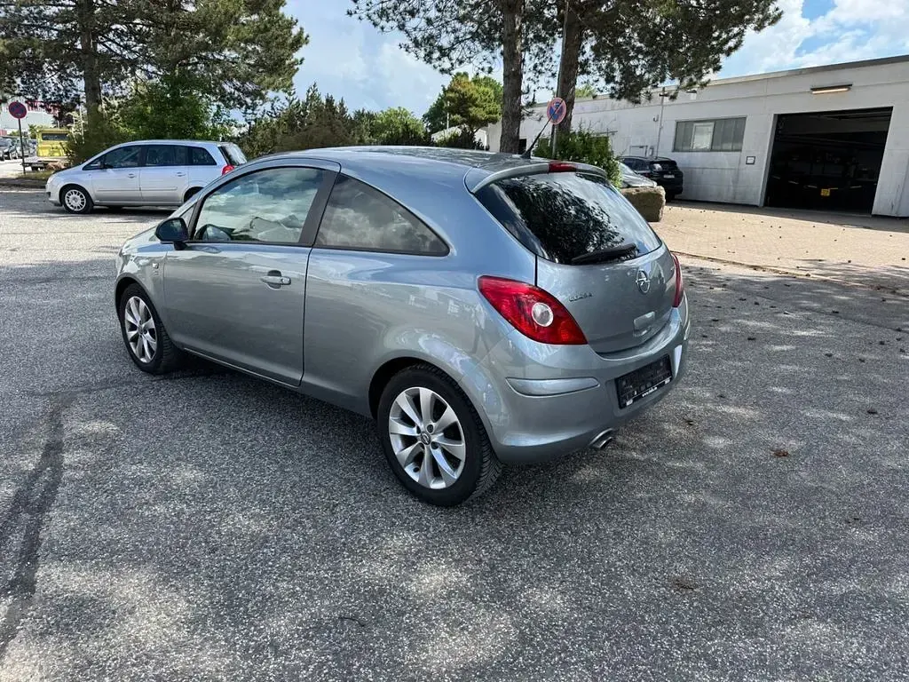 Gebraucht Opel Corsa 69 PS (50 kW) 2012 Silber Kleinwagen