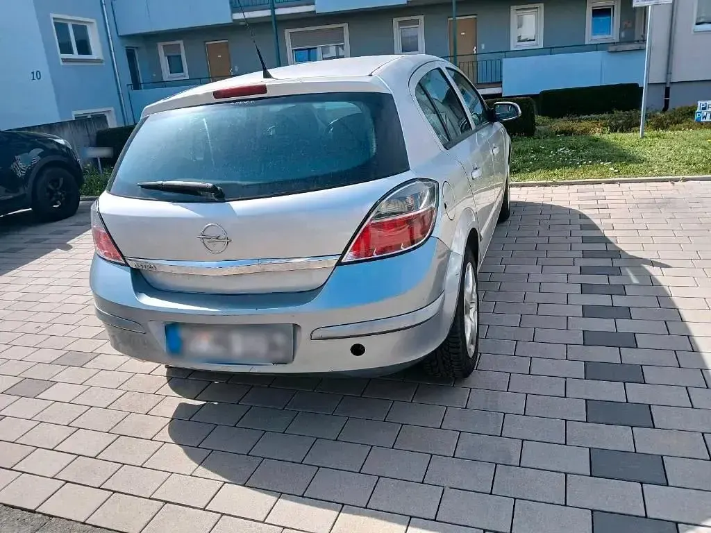 Gebraucht Opel Astra 140 PS (102 kW) 2008 Silber Limousine