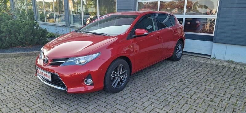 Rot Gebraucht 2014 Toyota Auris Life+ Limousine | 12.990 € (Fairer Preis) - Bild 1/4