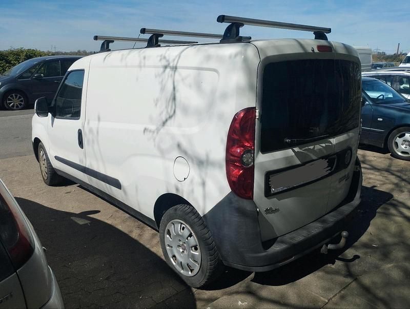 Gebraucht Fiat Doblò 90 PS (66 kW) 2012 Andere farben Van / Kleinbus