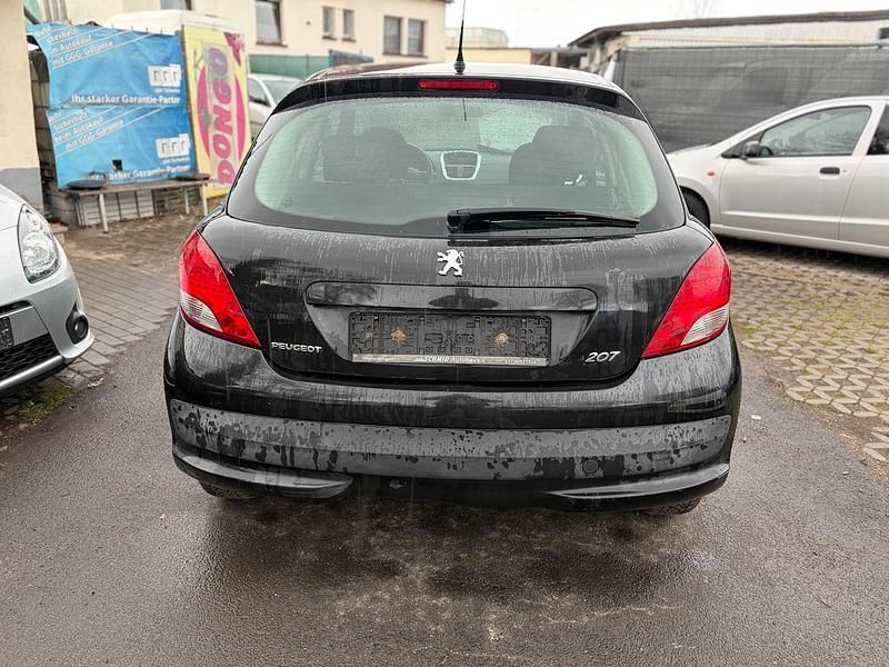 Gebraucht Peugeot 207 73 PS (53 kW) 2011 Schwarz Kleinwagen