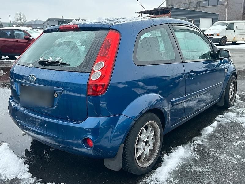 Gebraucht Ford Fiesta 69 PS (50 kW) 2007 Blau Kleinwagen