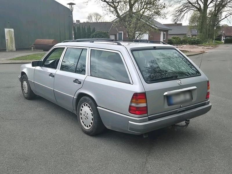 Second-hand Mercedes E220 150 CP (110 kW) 1992 Argintiu Break